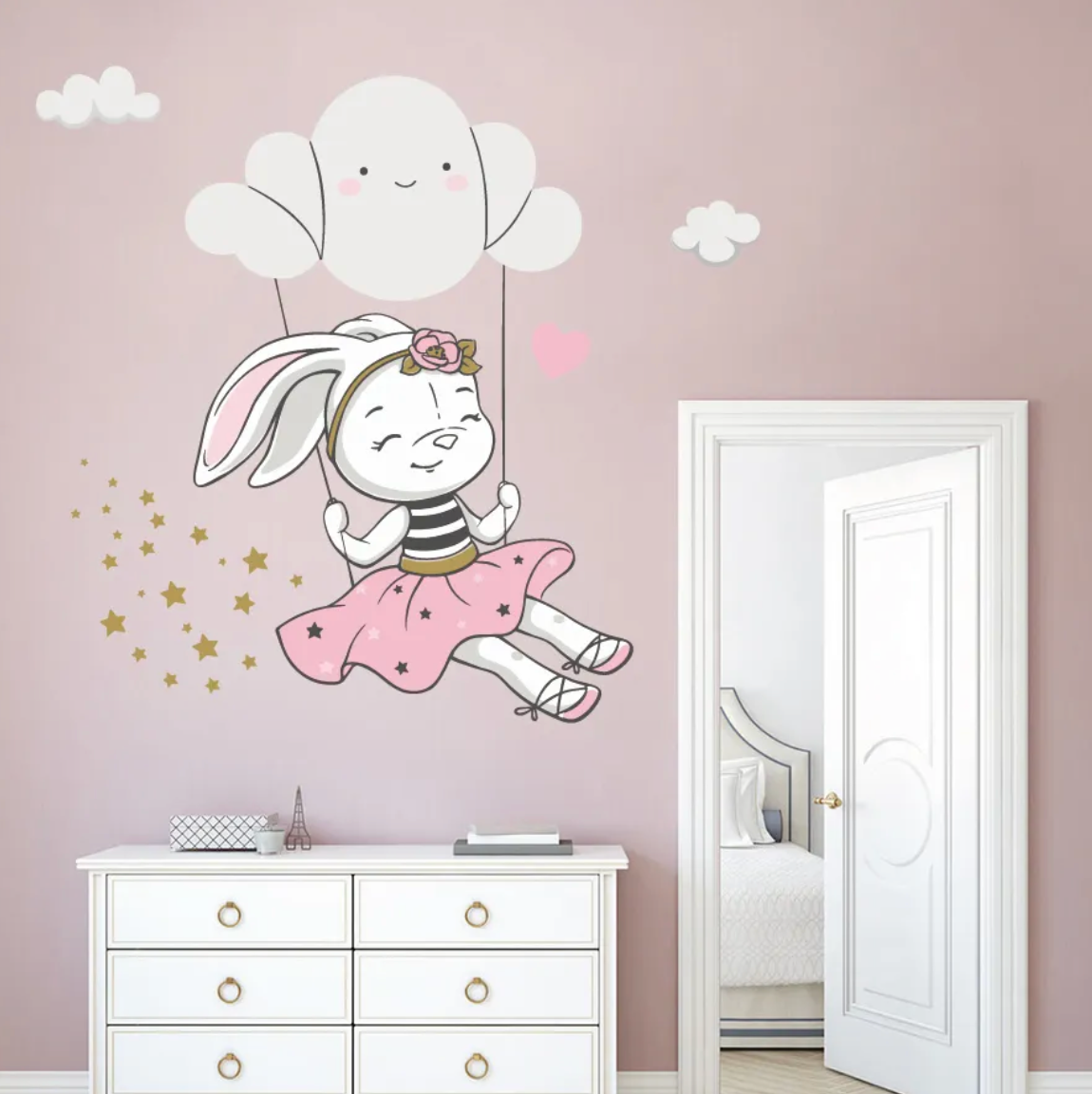 Luna de Bunny schommelend in de Wolken – Muursticker - Soreho